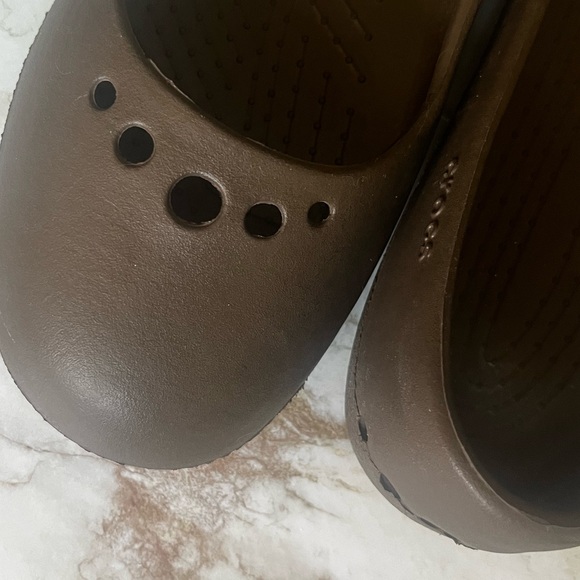 Crocs Dark Brown Flats Size 11 - Picture 9 of 9